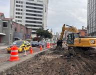 Trabajos de hormigonado se realizan en el carril exclusivo de la Ecovía y llegan hasta los cruces de la av. Orellana y Colón con la av. 6 de Diciembre.