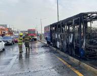 Las llamas iniciaron alrededor de las 06:30. El bus iba con pasajeros.