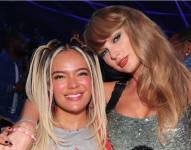 Karol G y Taylor Swift durante la gala de los MTV VMA.