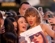 Imagen de archivo de Taylor Swift junto a una fanática en una alfombra roja. Archivo.