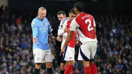 Erling Haaland, discutiendo con jugadores del Arsenal.