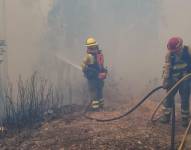 Personal del CBQ atendiendo el incendio en Nayón.