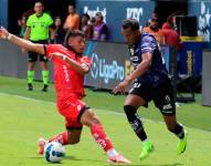 Jugadores de ambos clubes disputando el balón.