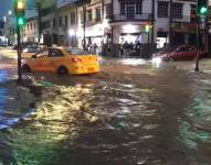 Calles anegadas en el centro de Loja por el desbordamiento del río Malacatos.