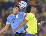 Jugadores de Uruguay y Brasil disputando el balón.