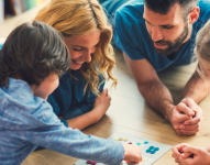 Imagen referencial de familia jugando juntos.