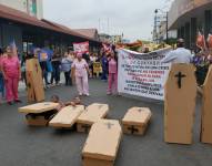 Los huelguistas protestaron en los exteriores de la Caja del Seguro, en el centro de Guayaquil.