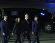 El presidente estadounidense, Joe Biden, y la vicepresidenta, Kamala Harris, llegan a la Base Aérea de Andrews, Maryland.