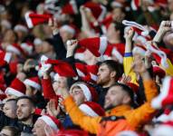 Hinchas de la Premier League con gorros de navidad.