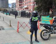 Imagen de un agente de tránsito de Quito supervisando un cierre vial.
