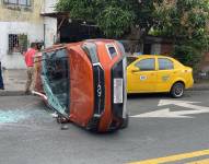 El carro tipo SUV también impactó un taxi.