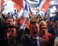 Simpatizantes del partido de extrema derecha francés de Marine Le Pen celebran la victoria.