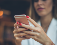 Foto referencial de una mujer usando un celular