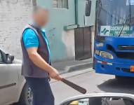 El chofer con el machete en su mano.