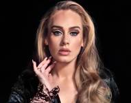 Adele Laurie Blue Adkins (Londres, 1988), conocida mundialmente como Adele, es una aclamada cantautora británica famosa por su potente voz y emotivas baladas pop con influencias de soul y jazz. Ha vendido más de 120 millones de discos y sencillos, convirtiéndose en una de las artistas musicales con mayores ventas a nivel global.