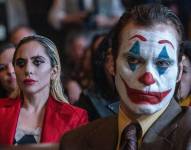 Imagen de archivo de Joker y Lady Gaga en la cinta Joker: Folie à Deux, la esperada secuela de la exitosa película de 2019, donde Arthur Fleck, interpretado nuevamente por Joaquin Phoenix, continúa su descenso hacia la locura mientras explora una relación con Harley Quinn, encarnada por Lady Gaga.