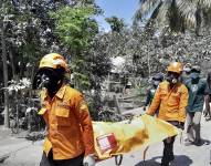 East Flores (Indonesia), 04/11/2024.- Una fotografía proporcionada por la Agencia de Búsqueda y Rescate de Indonesia (BASARNAS) muestra a los rescatistas cargando el cuerpo de una víctima de la erupción del volcán Monte Lewotobi Laki-Laki en East Flores, Provincia de Nusa Tenggara Oriental, Indonesia, 4 de noviembre de 2024. Al menos nueve personas murieron tras la erupción, según la Agencia Regional de Gestión de Desastres (BPBD) de East Flores.