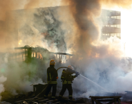 Foto referencial de bomberos apagando un incendio