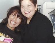 Imagen de archivo de Selena y Yolanda Saldívar, la presidenta del club de fans de Quintanilla y gerente de sus boutiques, pero fue despedida tras ser acusada de malversar fondos de ambos negocios. El 31 de marzo de 1995, Saldívar asesinó a Selena en un hotel de Corpus Christi, Texas, por lo que fue condenada a cadena perpetua.