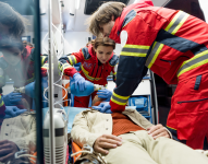 Foto referencial de auxiliares en una ambulancia