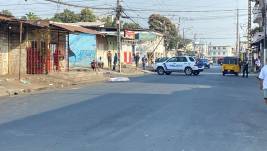 El cadáver quedó sobre la moto y luego fue movilizado a la calzada.