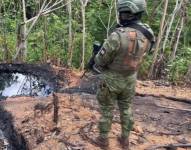 Imagen de militares junto a una laguna de gasolina en Sucumbíos.