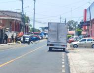 El cadáver del hombre quedó tirado en una acera junto a unos documentos bancarios.