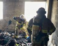 A pesar de que el fuego fue apagado cerca de la medianoche, un grupo de bomberos regresó al inmueble la mañana de este viernes.