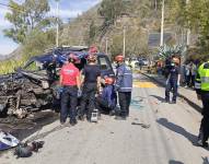 El vehículo quedó completamente destrozado en su parte frontal.