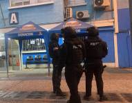 Foto de agentes policiales en los exteriores de una oficina del Municipio de Durán, la mañana de este 14 de agosto de 2024.