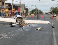 La avioneta siniestrada en el cantón La Libertad continúa en medio de la calle.