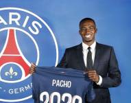 Willian Pacho, siendo presentado formalmente en el PSG.