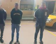 Los tres sospechosos detenidos por los agentes antinarcóticos de la Policía Nacional.