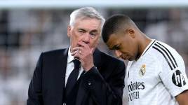 El entrenador del Real Madrid, Carlo Ancelotti, con el delantero Kylian Mbappé