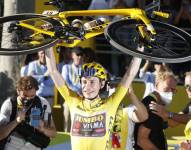 El danés Jonas Vingegaard (Jumbo Visma) fue aclamado en París como nuevo rey del Tour de Francia
