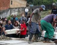 Entierro de una de las víctimas de los deslaves en Petrópolis, Debora Listenberg, de 22 años, y sus hijos Heloise, de 2, y Gustavo, de 5.