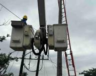 Trabajadores de CNEL realizan mantenimientos en postes de luz, en Guayas