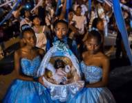 En el centro de las celebraciones se encuentra una estatua de madera de un Niño Dios negro.