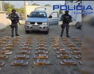 La policía junto al auto donde se encontraron los 160 kilos de cocaína