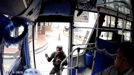 Momento en el que el individuo armado con cuchillo se sube a la unidad de transporte.