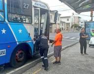 Imagen de agentes revisando el interior de una unidad de bus afectada tras siniestro en las calles Esmeraldas y Gomez Rendón, en el centro de Guayaquil.