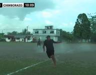 Una persona corriendo en una cancha de fútbol.