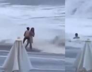 Rusia: una mujer estaba con su pareja en la playa, la arrastró una ola y desapareció.