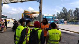 Un grupo de infractores en la estación interprovincial de Carcelén, norte de Quito.