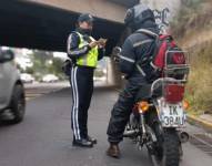 Controles a un motocilcista en Quito.