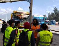 Un grupo de infractores en la estación interprovincial de Carcelén, norte de Quito.