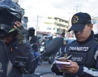 Los agentes civiles se ubican en zonas estratégicas para observar el cumplimiento del pico y placa.