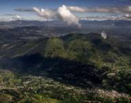 Una fotografía aérea del volcán Ilaló, en el Distrito Metropolitano de Quito.