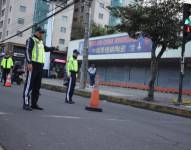 Agentes de tránsito gestionan la movilidad en Quito