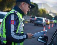 Un agente de tránsito realizando controles en Quito.